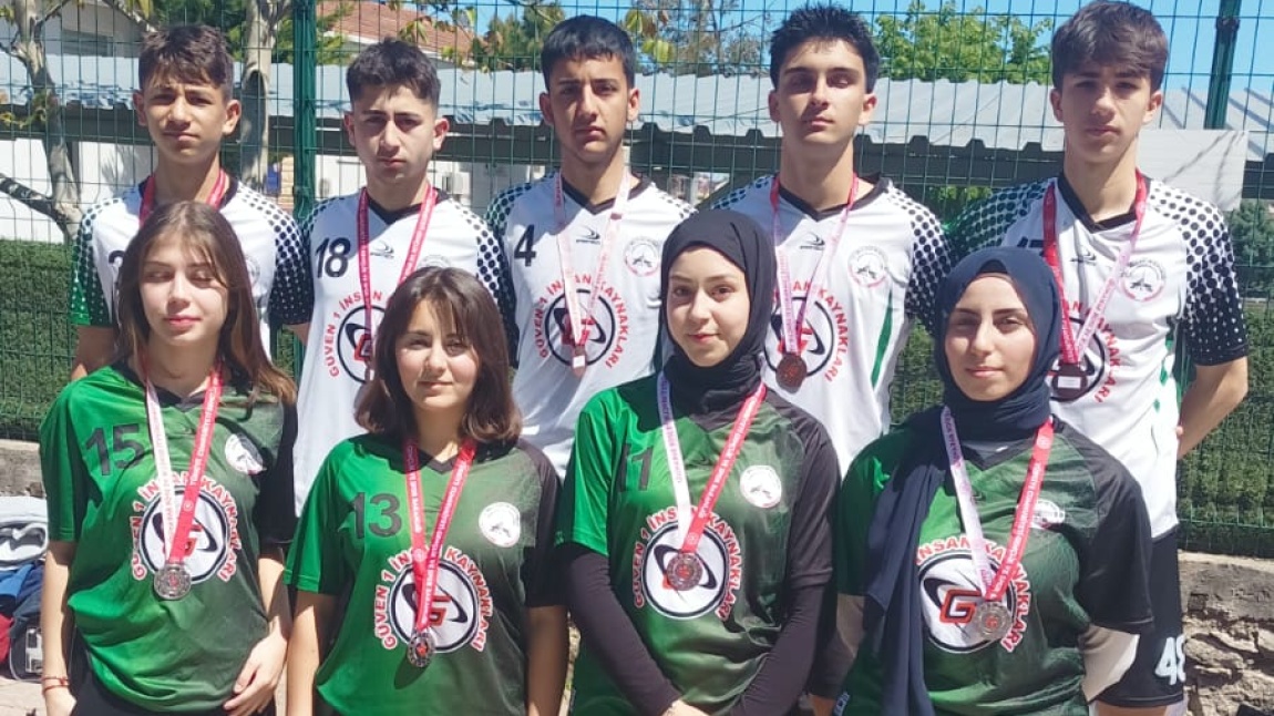 Atletizm Kros Yarışmalarında, Kızlarda 2. Erkeklerde 3. Olduk.